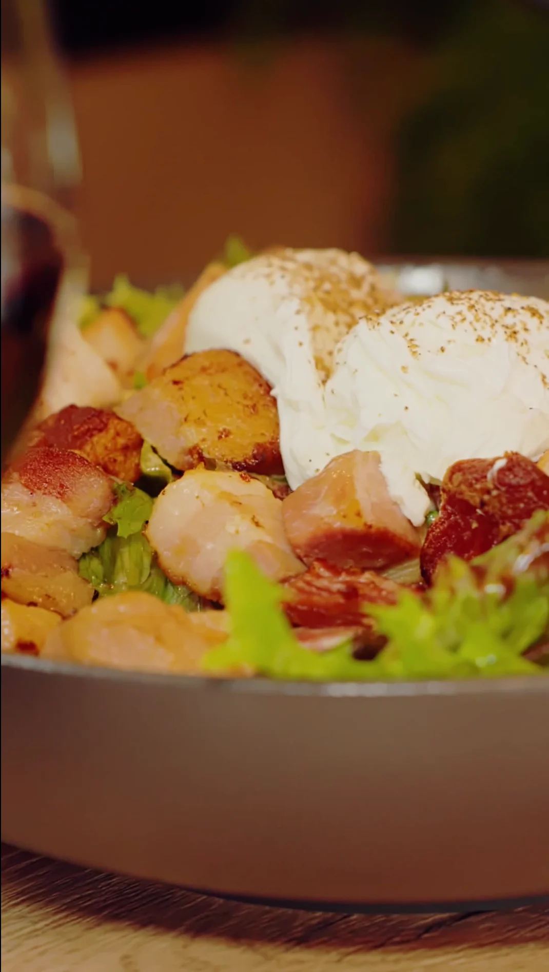 Ensalada lionesa con panceta y huevos escalfados de la Brasserie Gabriel en Lyon