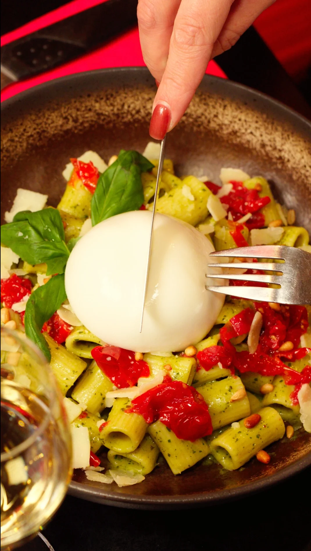 Burrata coupée au couteau sur rigatoni au pesto et tomates confites à la Trattoria St Jean, Lyon